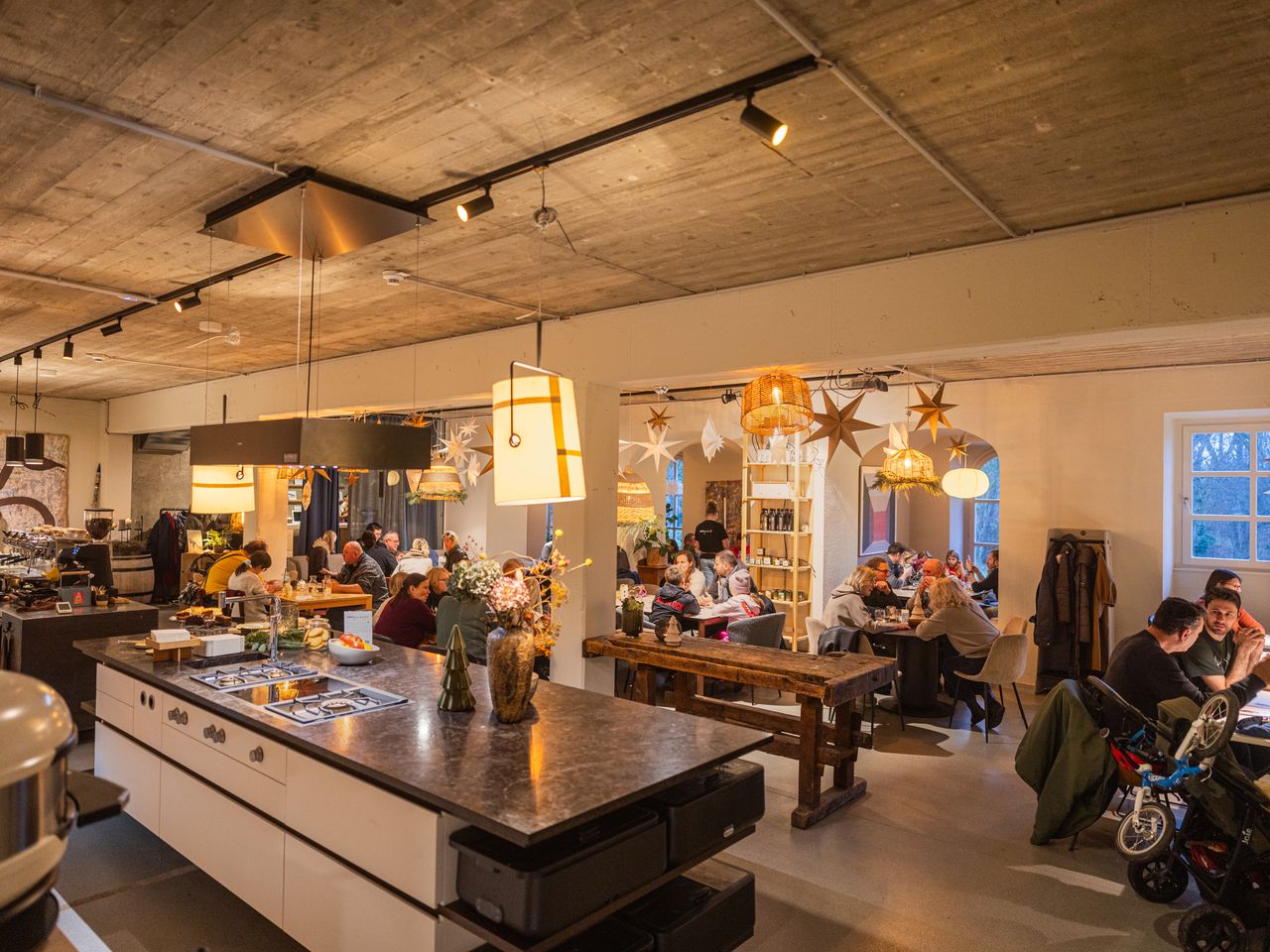 Das Loft im habs*gut mit langen Tafeln und Sternen für die Weihnachtsfeier drinnen