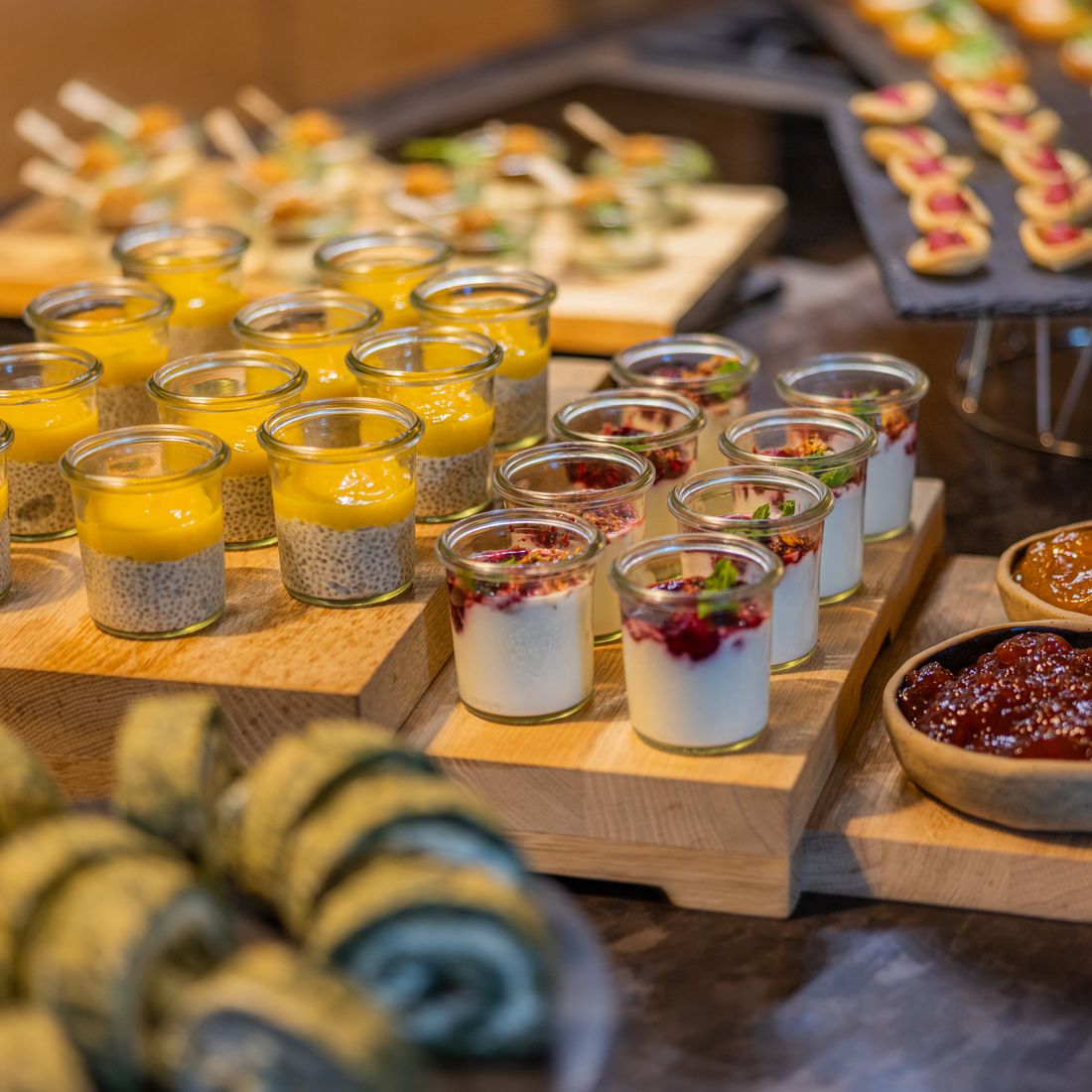 Desserts im Glas mit Mango und Beeren am Weihnachtsbrunch