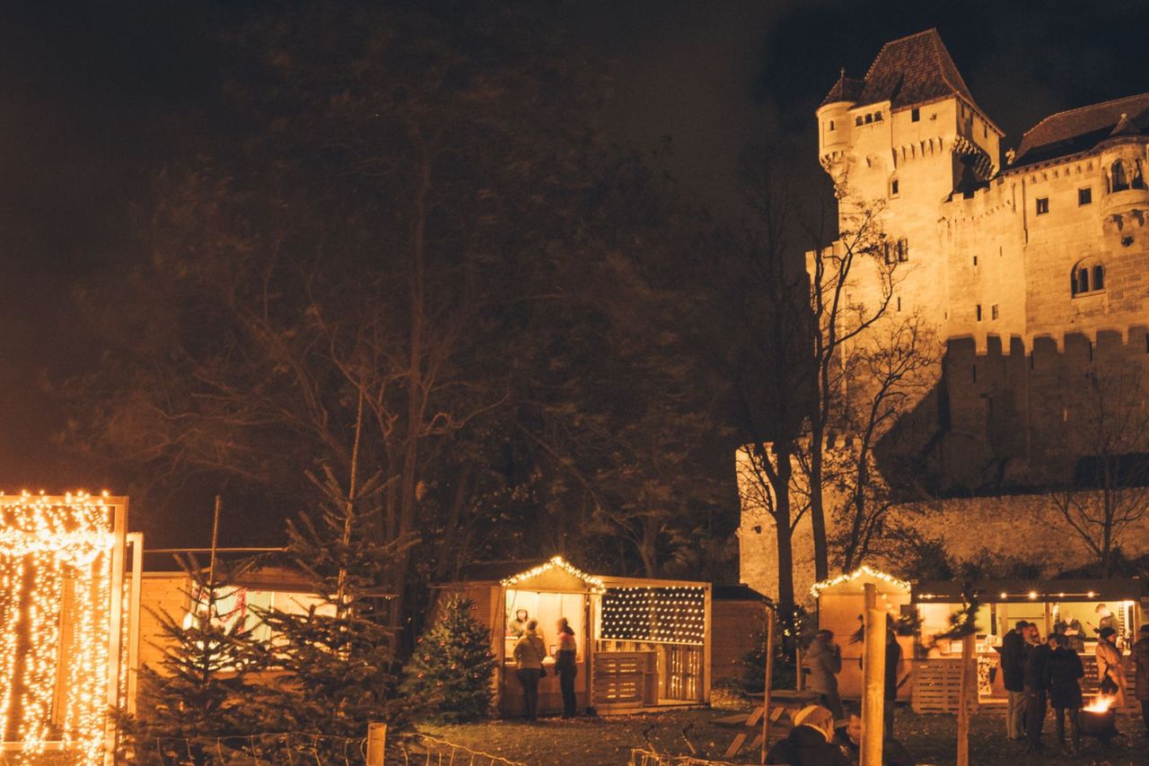 Die angestrahlte Burg Liechtenstein über dem Weihnachtsmarkt des habs*gut bei Nacht