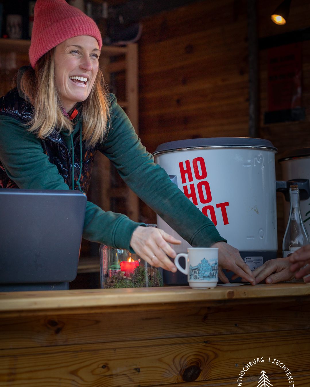 Gast an der Punschhütte mit dem HO HO HOT Becher der Adventhochburg