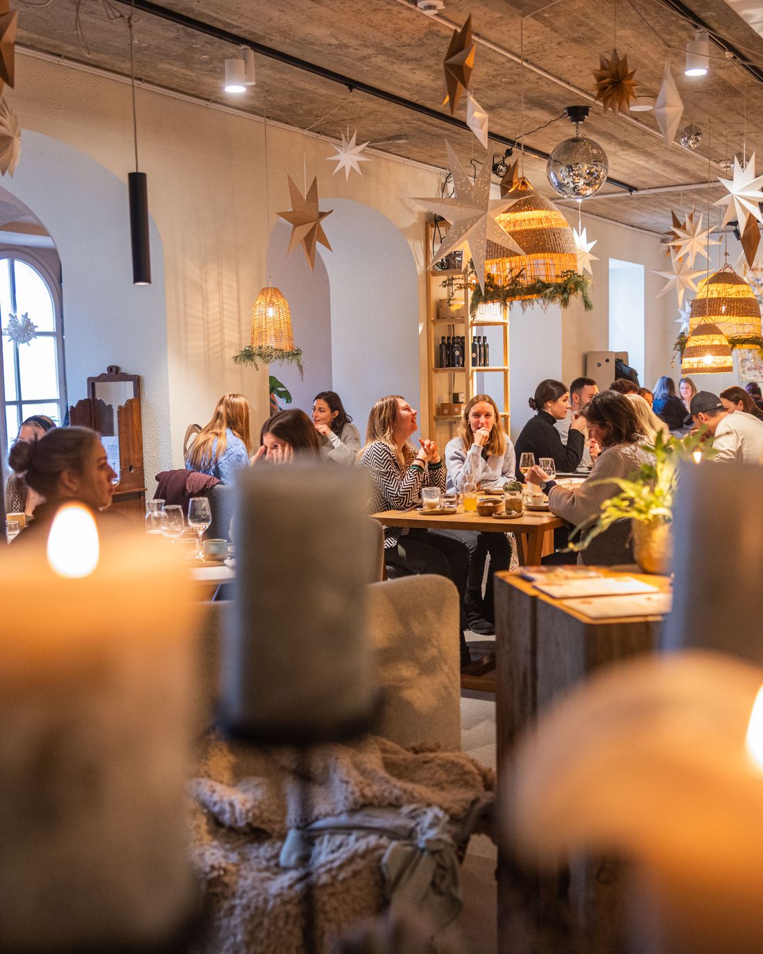 Brennende Stumpenkerzen im warm beleuchteten Loft